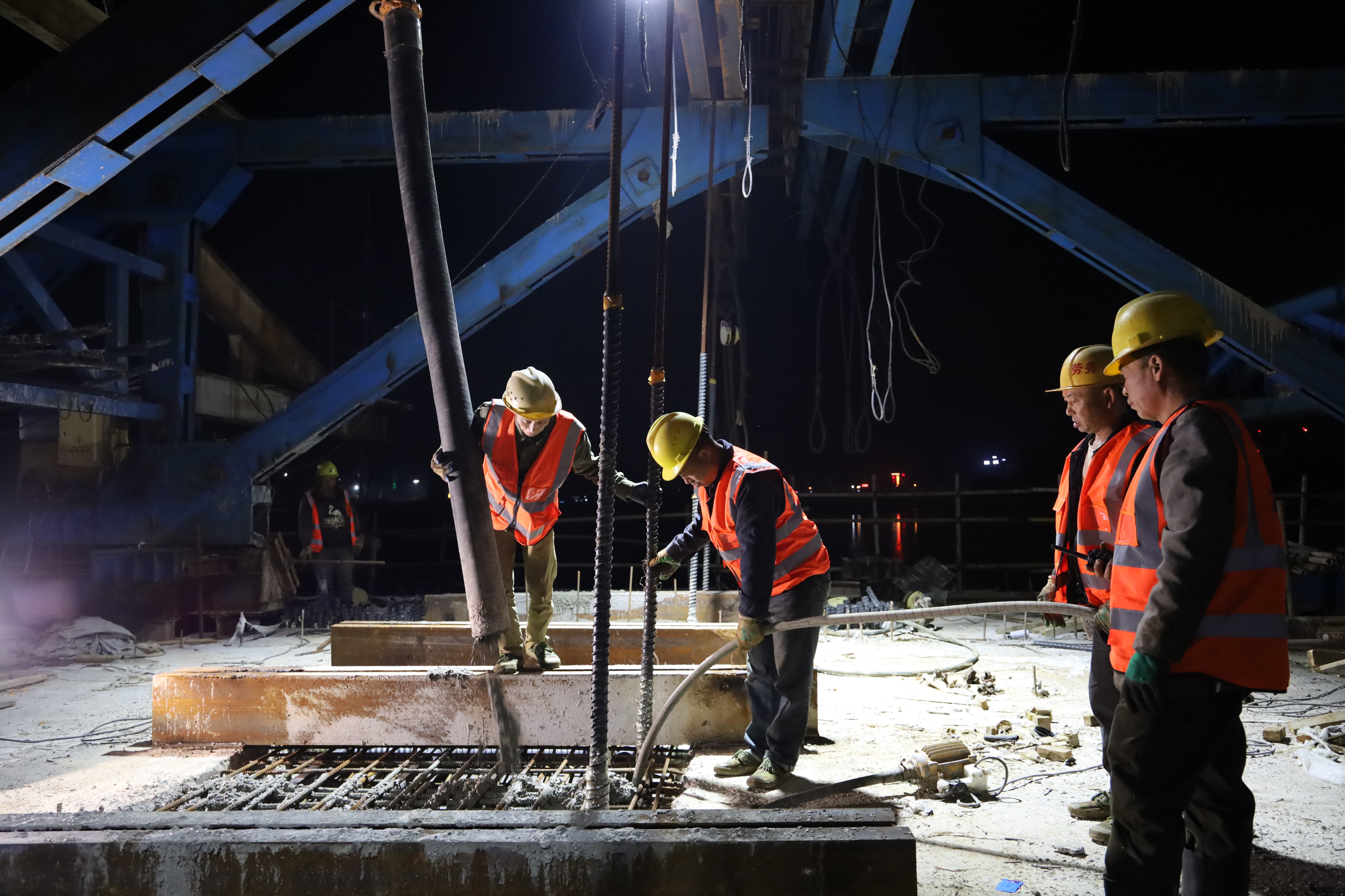 紅壁巖大橋中跨合龍段施工順利完成！